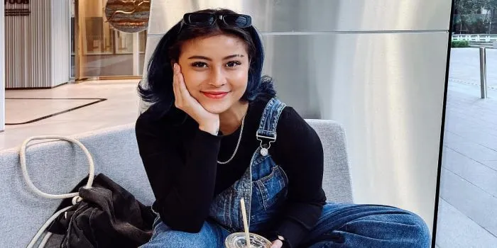 Selebgram Awkarin Panen Hujatan Usai Unggah Konten Jalin Hubungan Beda Agama