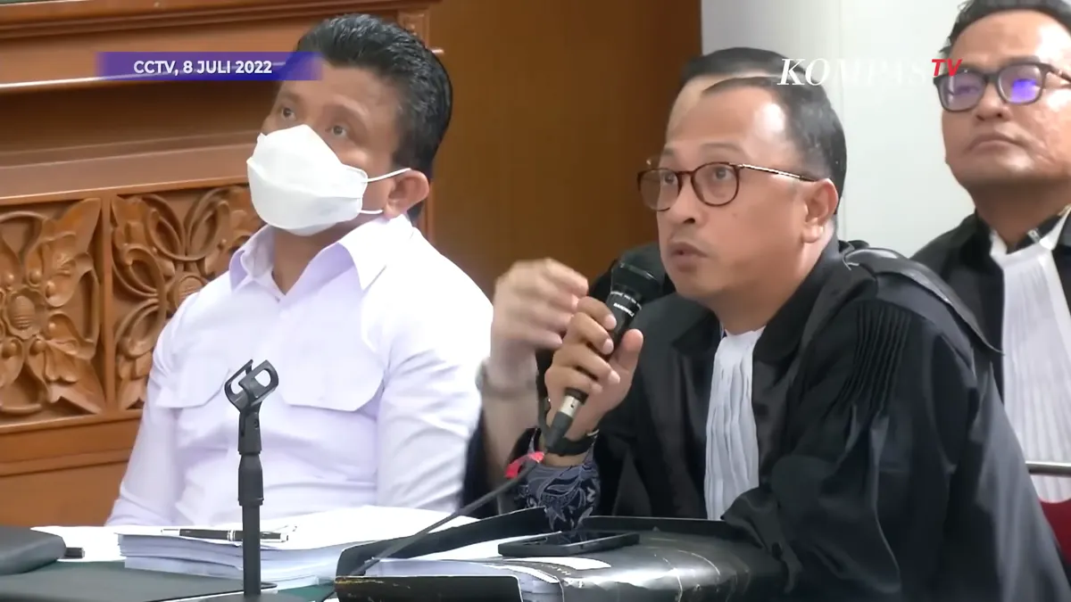 Ferdy Sambo tengah melihat rekaman CCTV Duren Tiga diputar di persidangan, CCTV menampilkan Putri Candrawathi jalan berdua dengan Kuat Maruf memasuki lift.