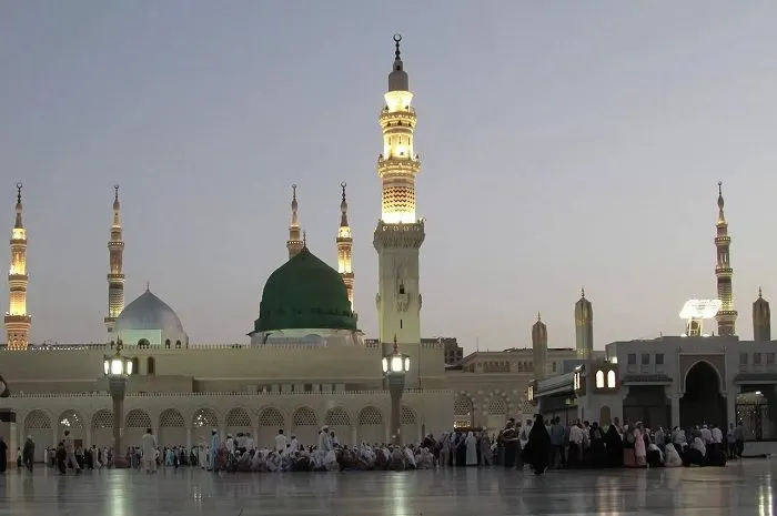 2 Perempuan Non Muslim Tersesat di Halaman Masjid Nabawi, Petugas Keamanan Gercep Lakukan Tindakan
