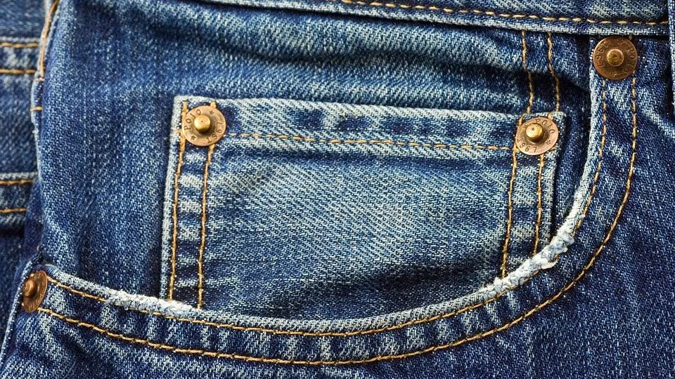 Ilustrasi saku kecil celana jeans.