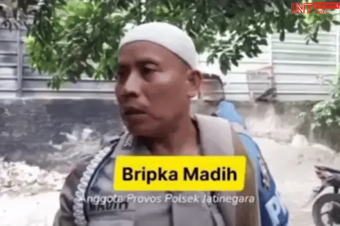 Seorang anggota Provos Polsek Jatinegara, Bripka Madih mengaku diperas rekannya sendiri usai diminta "uang pelicin".