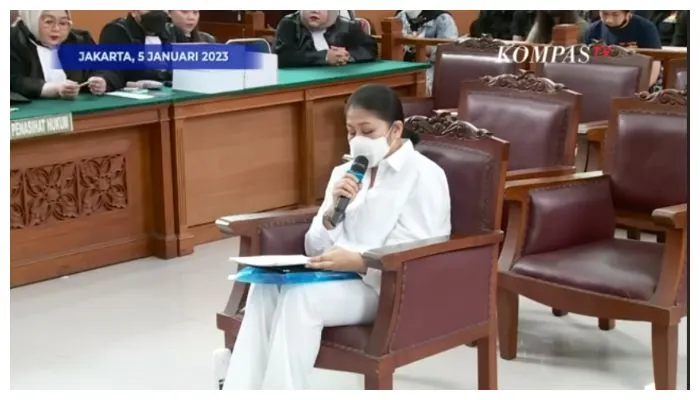 Tertatih-tatih Dalam Menulis Pledoi, Putri Candrawathi: Saya Ingin Kembali Memeluk Putra Putri Kami!