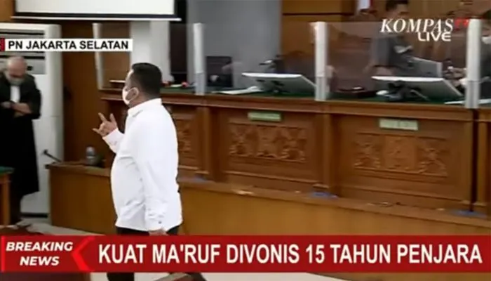 Usai Vonis 15 Tahun Penjara, Kuat Maruf Beri Salam Metal ke Jaksa Bermakna I Love You