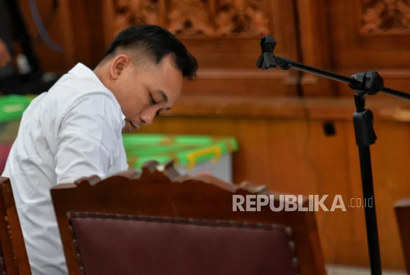 Terdakwa Ricky Rizal bersiap memberikan keterangan saksi dalam sidang lanjutan dengan terdakwa Richard Eliezer dan Kuat Maruf di Pengadilan Negeri Jakarta Selatan, Jakarta, Senin (5/12/2022).
