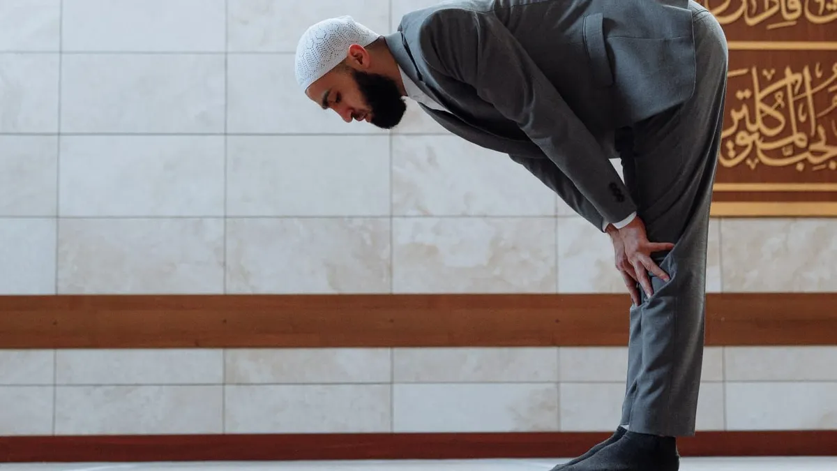 Salah satu gerakan sholat yaitu Rukuk