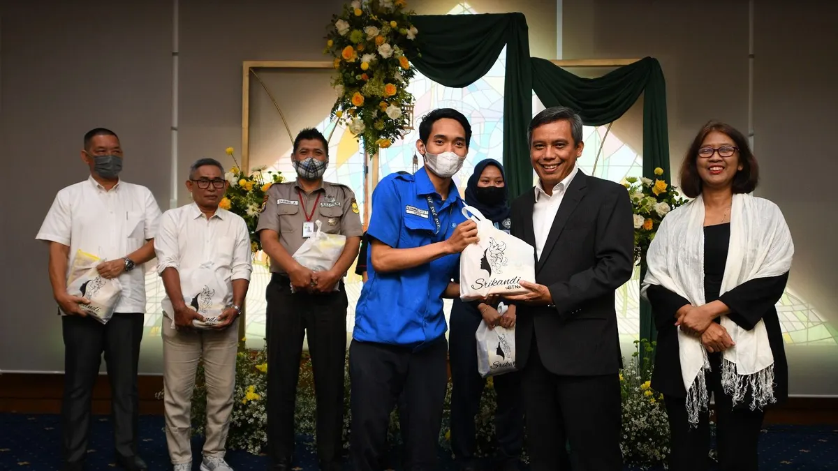 Direktur Utama Bank BTN Nixon LP Napitupulu didampingi Direktur Assets Management Bank BTN Elisabeth Novie Riswanti membagikan paket sembako kepada perwakilan warga sekitar Menara BTN di Jakarta, Senin, 17 April 2023. (Ist)