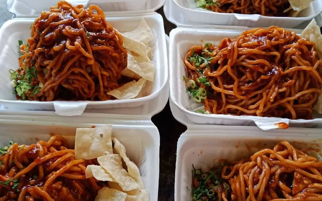 Nama Mie Jebew khas Garut tengah banyak dicari masyarakat khususnya para food vlogger.