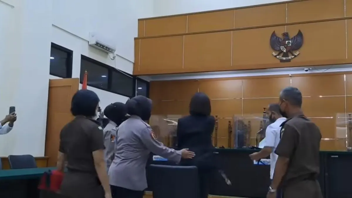 Artis Nikita Mirzani kembali menjalani sidang lanjutan atas kasus pencemaran nama baik terhadap Dito Mahendra, di Pengadilan Negeri Serang Banten, Senin, 19 Desember 2022.