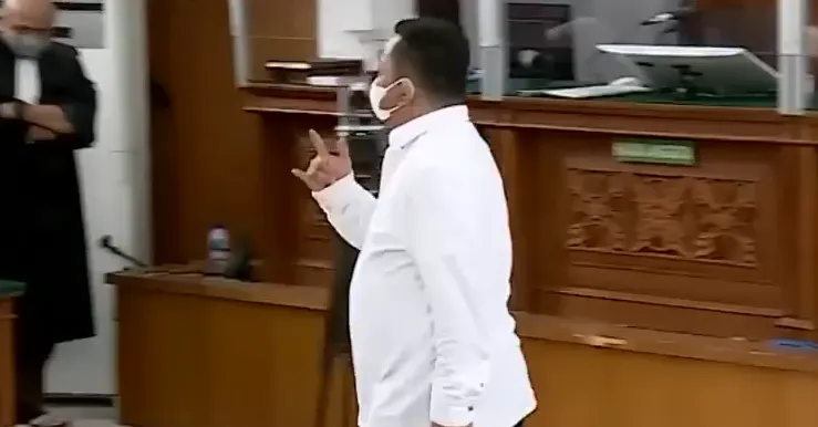 Kuat Maruf tampak memberikan &quot;salam metal&quot; kepada Jaksa Penuntut Umum usai divonis 15 penjara di kasus pembunuhan Brigadir J.