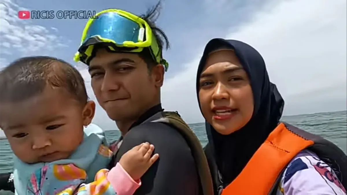 Ria Ricis ajak bayinya naik jetski banjir komentar warganet