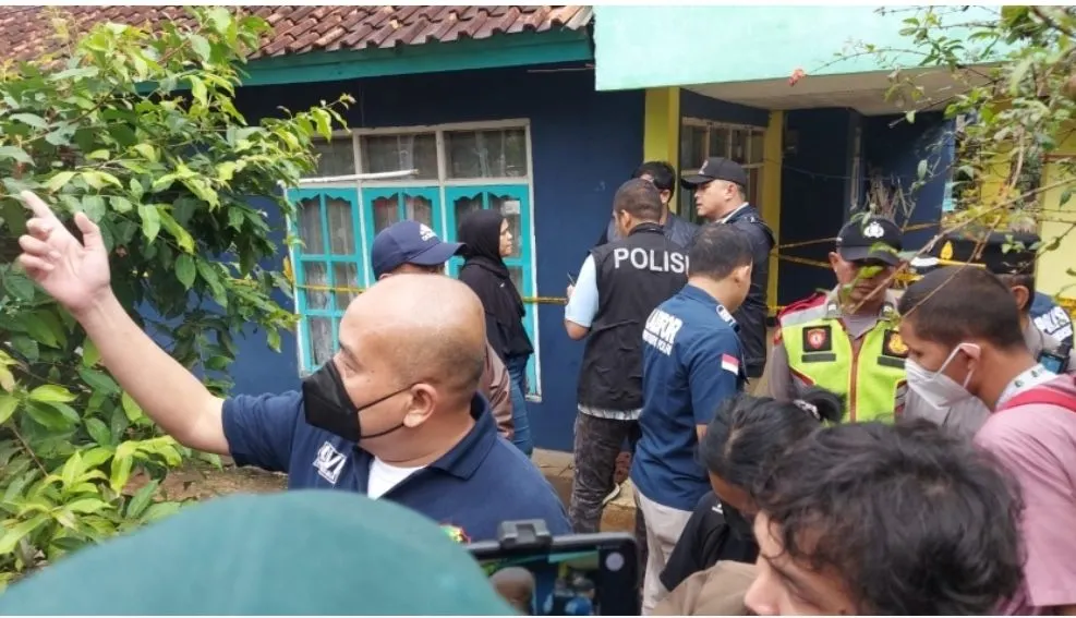 Saat olah TKP di salah satu tersangka di Cianjur kasus pembunuhan berantai, ditemukan gundukan tanah yang berisi jenazah.