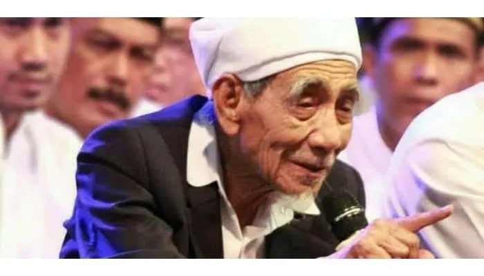 Jangan Sok Tahu! Apakah Merokok Itu Hukumnya Makruh? Berikut Penjelasan Mbah Moen
