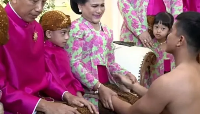 Tangis Iriana Pecah Saat Prosesi Sungkeman