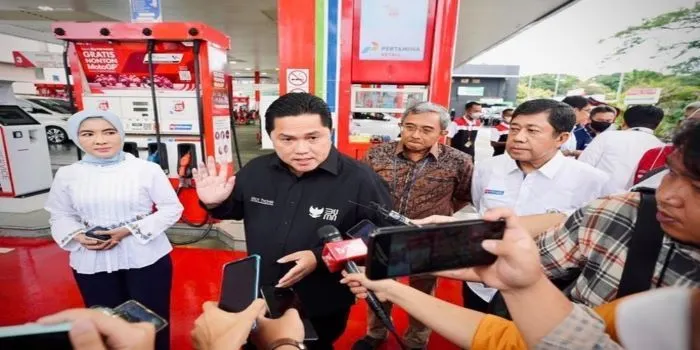 Menteri BUMN Erick Thohir resmi mengumumkan penurunan harga sejumlah BBM
