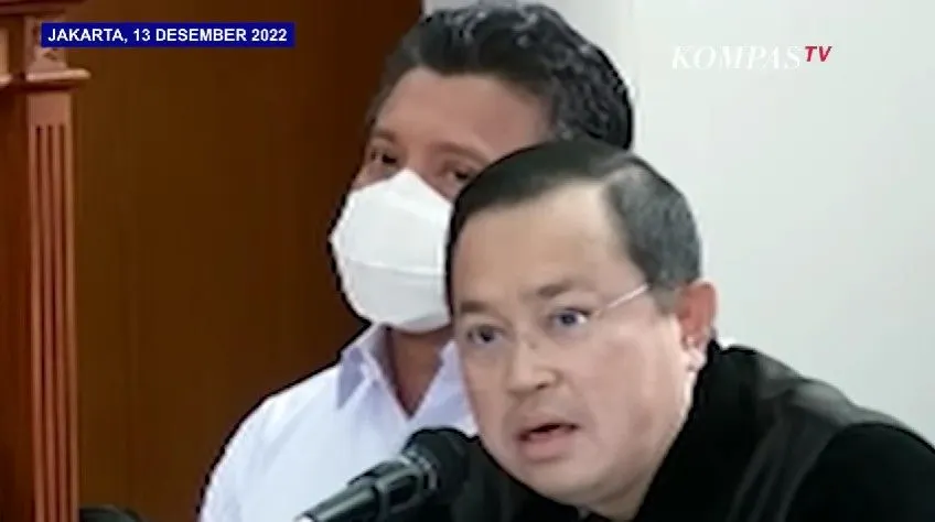 Terdakwa Ferdy Sambo yang di sebelah kuasa hukumnya ikut mengirimkan tatapan tajam ke arah Bharada E.