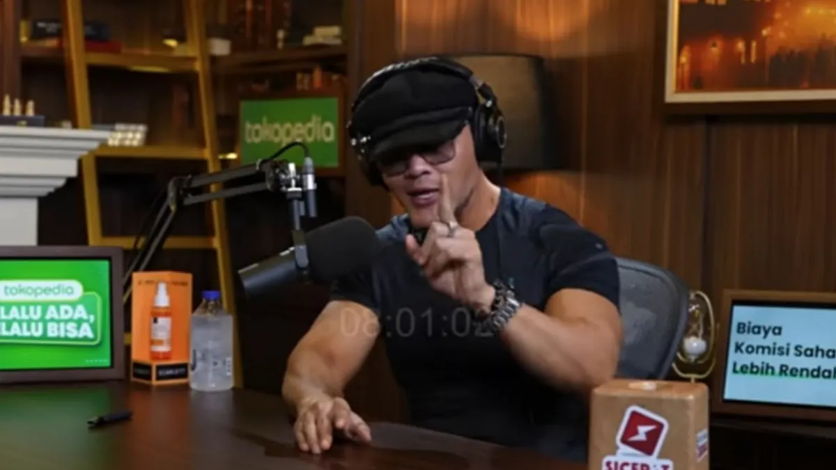 Artis Deddy Corbuzier tiba-tiba melayangkan protes terhadap Komisi Penyiaran Indonesia atas tayangnya Fajar Sad Boy di saluran televisi.