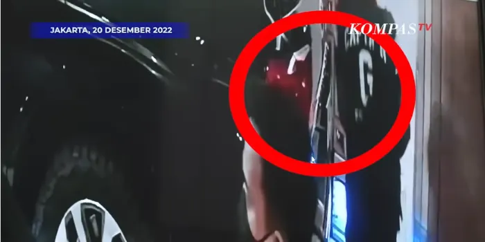 CCTV Perlihatkan Richard Eliezer Bawa Senjata Laras Panjang di Rumah Sambo 