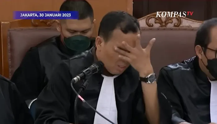 Viral! Jaksa Paris Manalu Usap Mata Berkali-kali Seolah Menangis Ketika Baca Replik Bharada E, Tuai Cibiran 