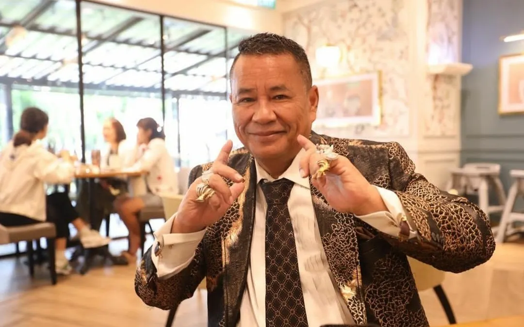Pengacara kondang Hotman Paris belakangan dituding tidak bisa bahasa Inggris saat membacakan hasil visum Venna Melinda.