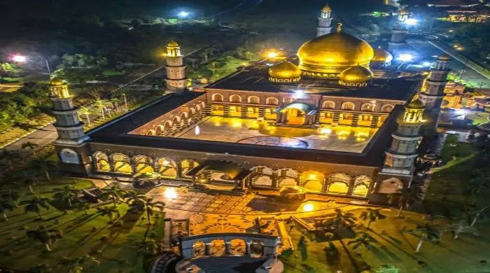 Masjid Kubah Emas atau Masjid Dian Al Mahri pada malam hari.