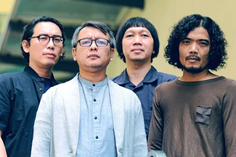 Kelompok musik Efek Rumah Kaca, dari kiri Akbar Bagus Sudibyo, Cholil Mahmud, Poppie Airil dan Reza Ryan.