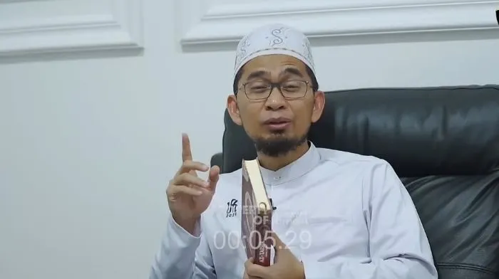 Viral Video Saweran Pembaca Al-Qur&rsquo;an, Begini Hukumnya Menurut Ustad Adi Hidayat
