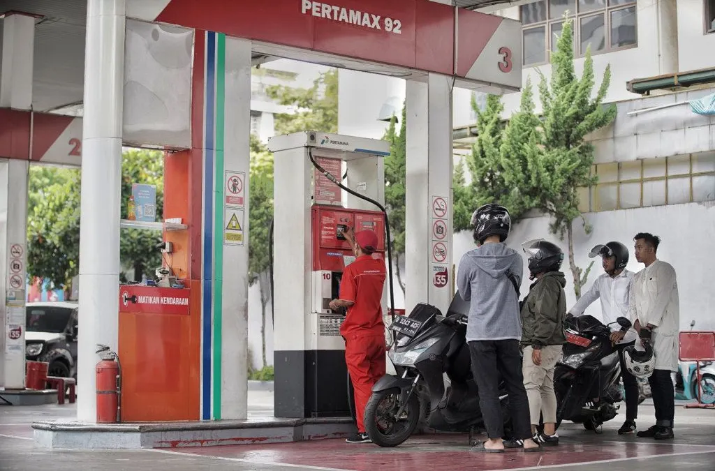 Pengendara mengisi BBM non subsidi jenis Pertamax.