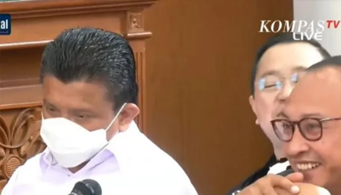 Murung dan Menunduk, Ekspresi Ferdy Sambo Saat Melihat Rekaman CCTV Diputar, Warganet: Nggak Bisa Ngelak Lagi