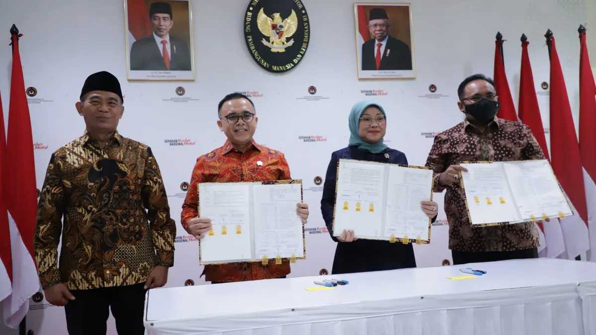 Menteri Koordinator Bidang Pembangunan Manusia dan Kebudayaan Muhadjir Effendy, Menteri PANRB Abdullah Azwar Anas, Menteri Ketenagakerjaan Ida Fauziyah, dan Menteri Agama Yaqut Cholil Qoumas menunjukkan Surat Keputusan Bersama Libur Nasional dan Cuti Bersama 2023 di Jakarta Selasa (11/10).