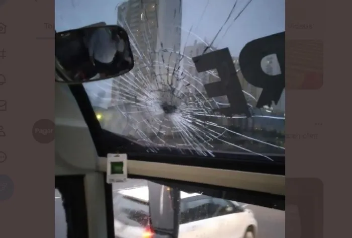 Bus Persis Solo dilempari batu oleh para oknum suporter usai bertanding melawan Persita Tangerang, Kaesang dan Gibran sama-sama geram.