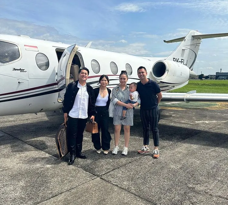 Raffi Ahmad dan sekeluarga bersama sahabat naik pesawat jet