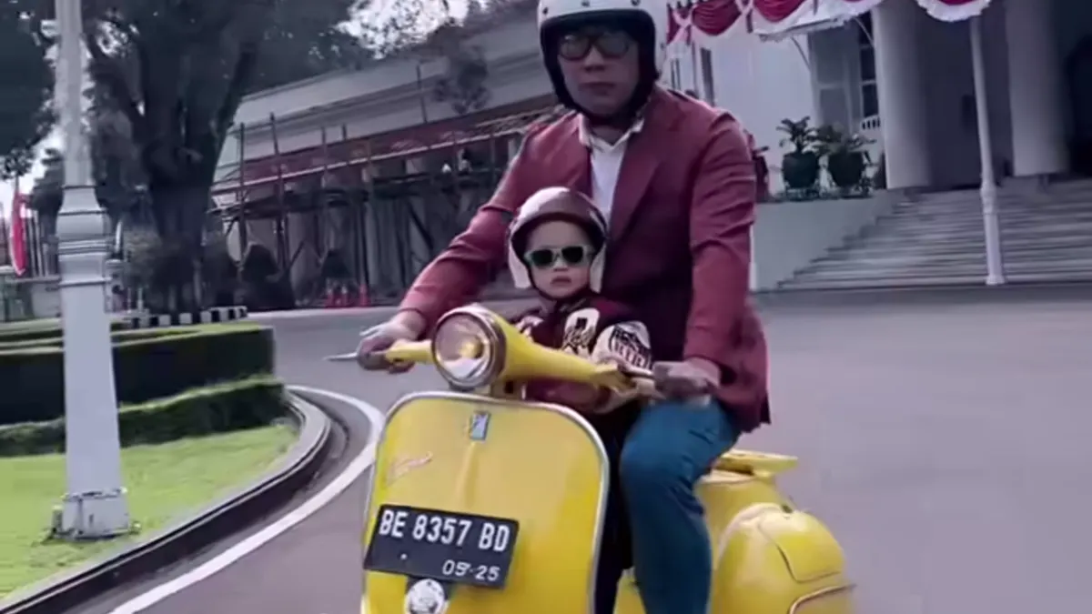 Gubernur Jawa Barat Ridwan Kamil ditanya Merry Riana soal menunggangi sepeda motor Vespa berwarna kuning di tengah badai politik.