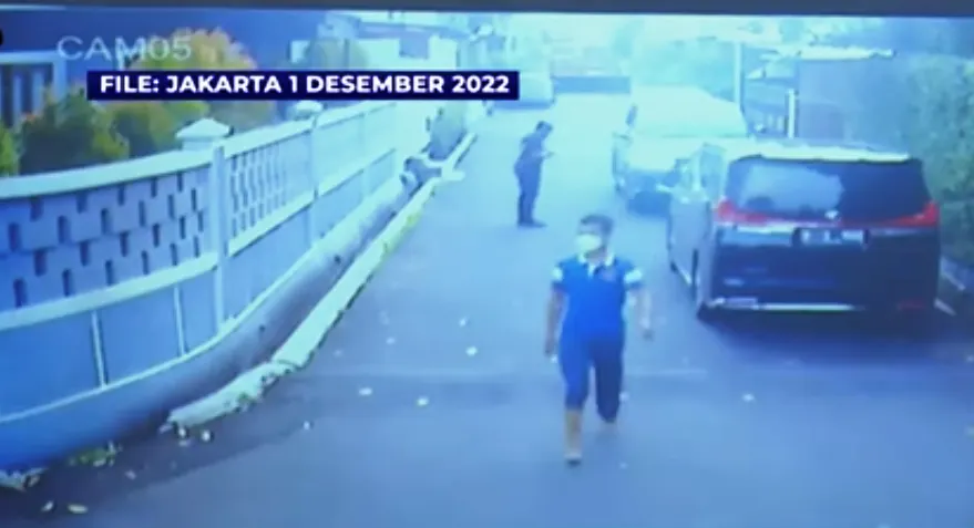 Rekaman CCTV Kompleks Polri Duren Tiga menampilkan suasana di depan rumah dinas Kadiv Propam beberapa saat setelah penembakan Joshua Hutabarat.