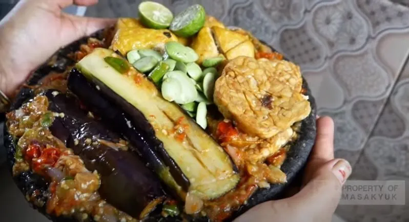 Bingung Mau Masak Apa? Yuk Cobain Resep Sambel Terong yang Cocok Jadi Hidangan Makan Siang Di Rumah.(Ilustrasi Masakan Sambel Terong//Tangkap Layar YouTube Masak Yuk)