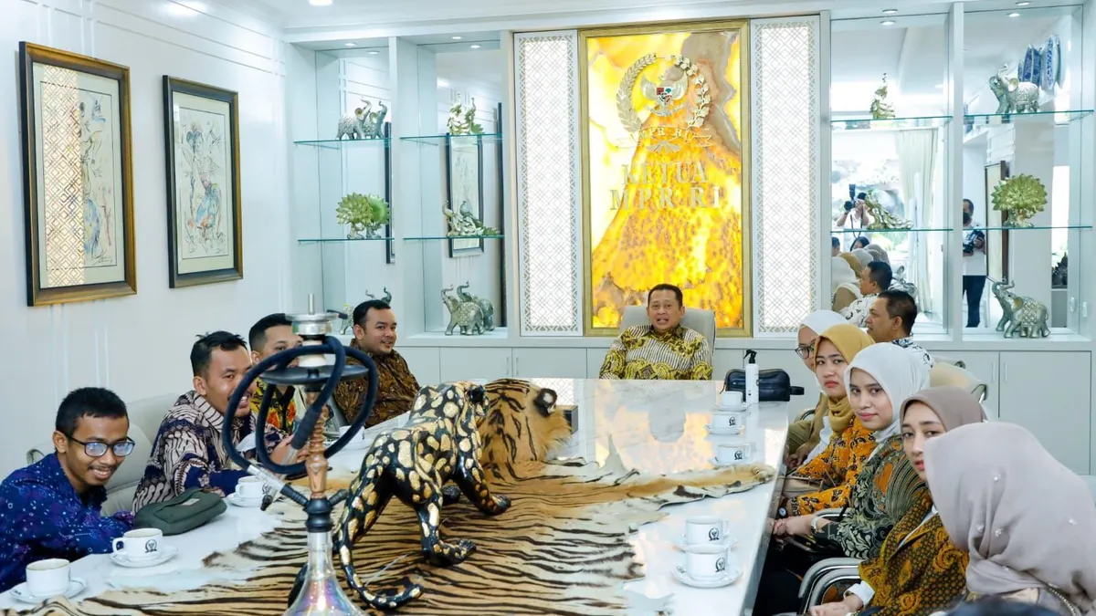 Greenpeace Indonesia menanggapi beredarnya foto awetan kulit harimau yang dijadikan taplak meja.