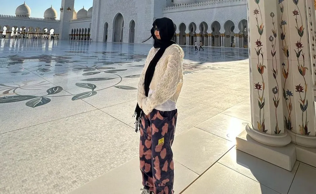 Jennie Blackpink atau Jennie Kim mengunjungi Masjid Sheikh Zayed di Abu Dhabi, tuai pujian dari warganet.