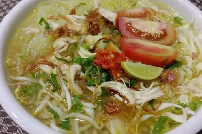 Ilustrasi resep soto bening menggunakan daging ayam.