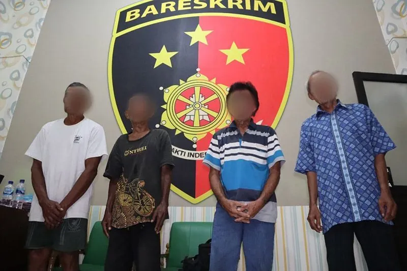 Empat orang lansia warga Desa Kedungrandu, Kecamatan Patikraja, Kabupaten Banyumas, Jawa Tengah, Rabu (11/1/2023), ditangkap petugas Unit PPA Satreskrim Polresta Banyumas karena melakukan pencabulan terhadap seorang anak perempuan berusia 12 tahun hingga hamil. ANTARA/HO-Polresta Banyumas
