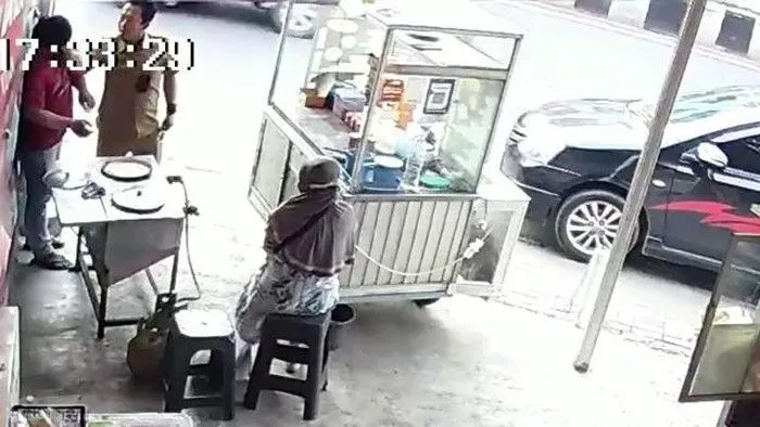 Sok Gagah! Oknum Pria Berseragam PNS Ini Maki-maki dan Aniaya Pedagang Kaki Lima di Bandar Lampung