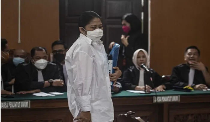 Terdakwa kasus pembunuhan berencana Brigadir Yosua Hutabarat, Putri Candrawathi (tengah), bersiap menjalani sidang dengan agenda pembacaan pledoi di Pengadilan Negeri Jakarta Selatan, Rabu (25/1/2023).(Antara/Aprillio Akbar) 