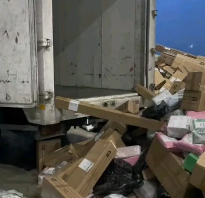 Viral kurir pengiriman jasa tendang paket