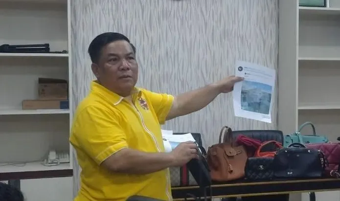 Sekda Riau SF Hariyanto saat melihatkan barang bermerek yang digunakan istrinya. 