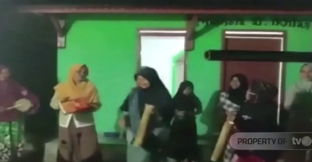 Emak-emak Bangunkan Sahur