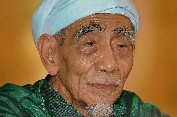 KH Maimoen Zubair alias Mbah Moen pernah bagikan kunci pekerjaan lancar dan penuh berkah, agar rezeki lancar dan bebas hutang.