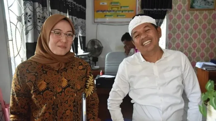Digugat cerai Anne Ratna Mustika, Dedi Mulyadi pamer foto bersama wanita cantik yang mirip dengan Anne.