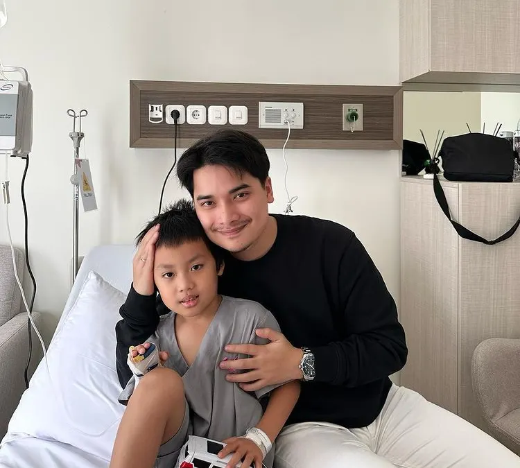 Alvin Faiz Jenguk Anak di Rumah Sakit Ditemani Henny Rahman, Netizen: Bagus Banget Aktingnya Pasutri Ini!