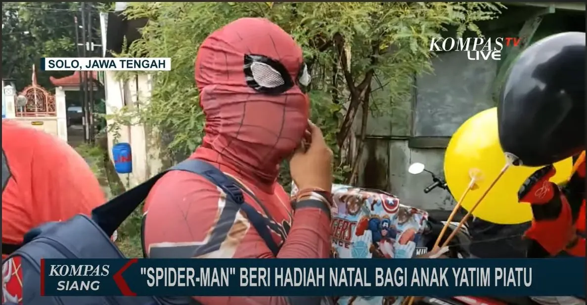 Unik! Spiderman Kasih Kado Natal untuk Anak-anak Yatim Piatu di Sukoharjo