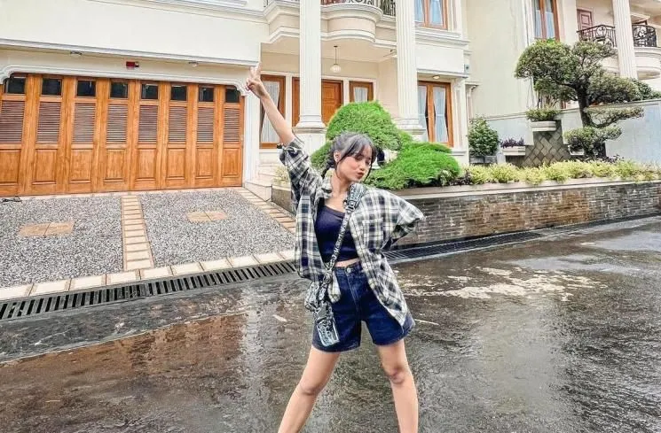 Fuji di depan rumah mewahnya