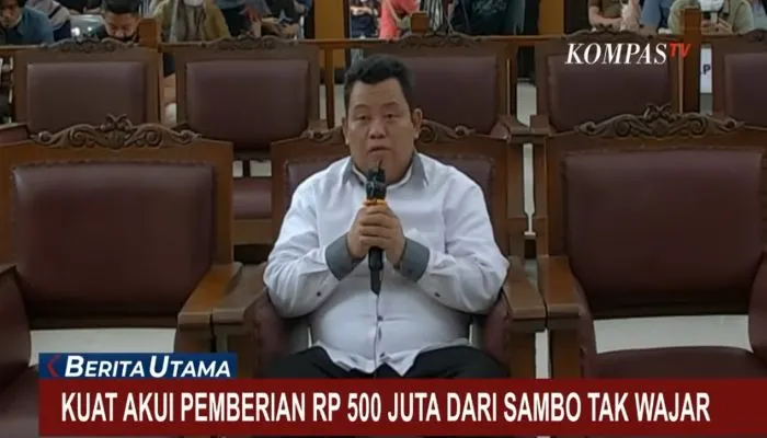 Kuat Maruf diperiksa sebagai terdakwa kasus pembunuhan Brigadir Yosua di Pengadilan Negeri Jakarta Selatan, Senin, 9 Januari 2023. Kuat Maruf menuturkan uang yang pernah diberikan Ferdy Sambo setiap tahun sebagai tunjangan hari raya (THR).