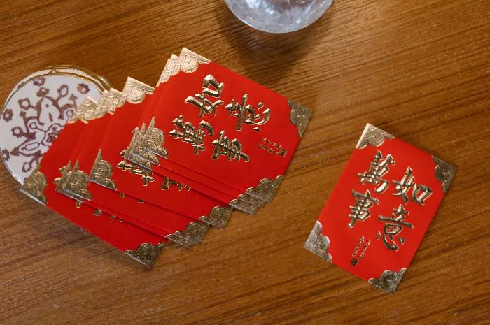 Makna angpao atau amplop merah di perayaan Tahun Baru Imlek.